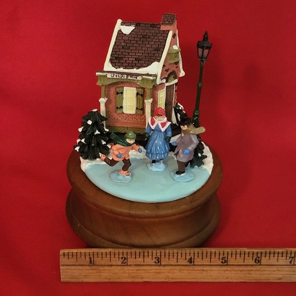VTG Lighted Heritage Village Childe Pond and Skaters Musical - Picture 10 of 13